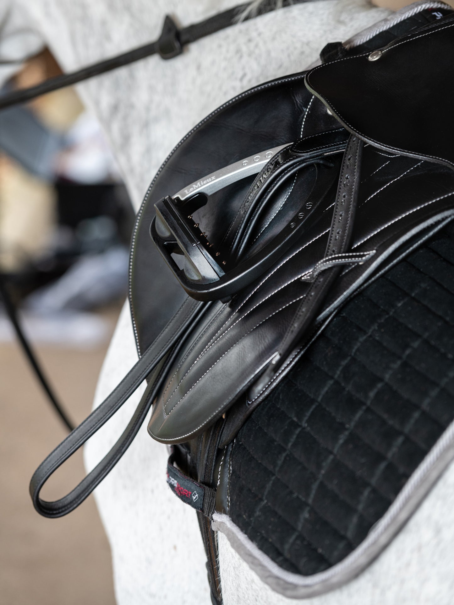 Vector Stirrup Leather Black 160cm