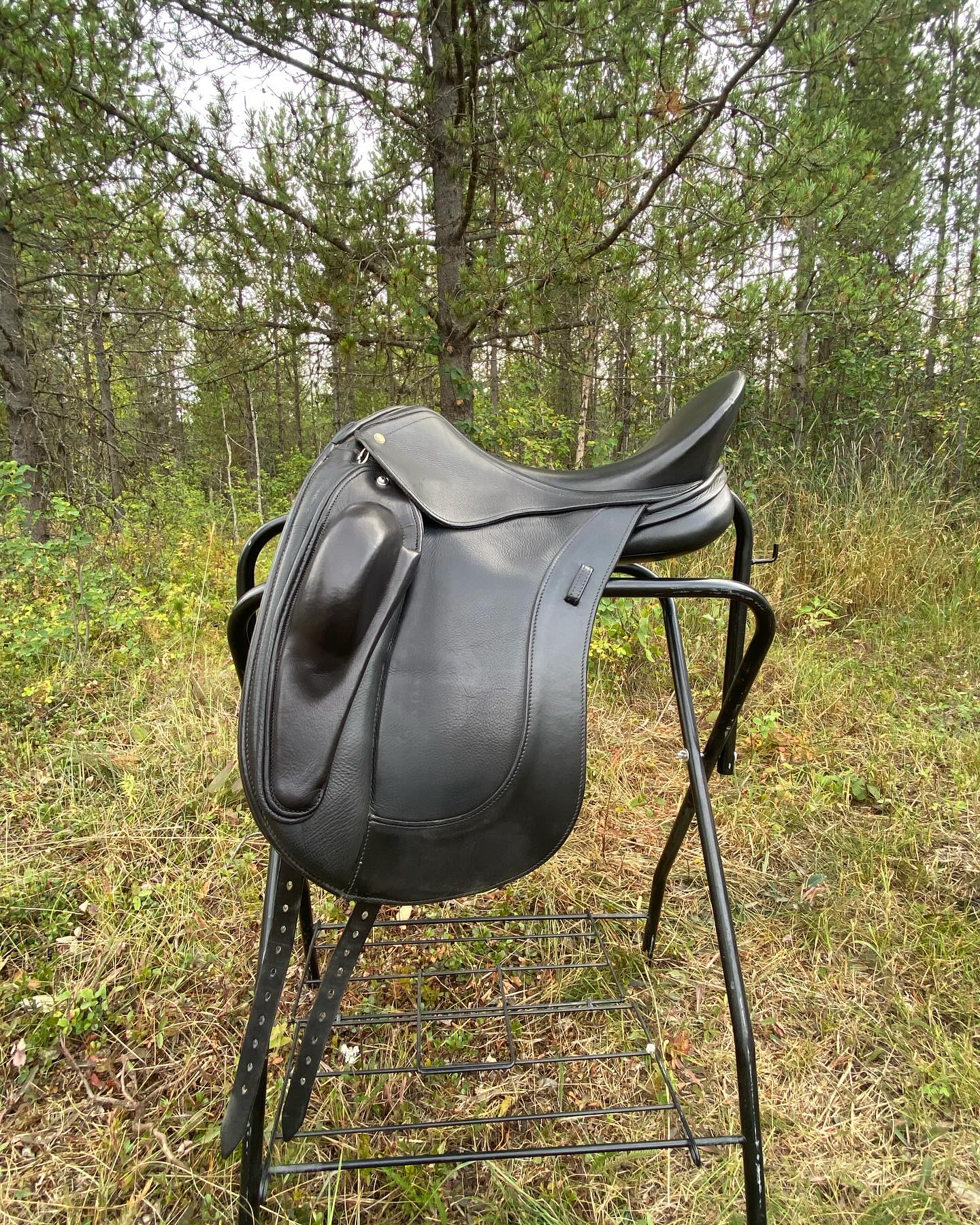 Consignment 18 inch Schleese Obrigado monoflap Dressage Saddle